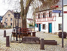 Der Raiffeisenplatz mit Linde und gusseiserner Schwengelpumpe ist der Dorfmittelpunkt