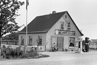 Workshop with Esso and Dapolin pump (early 1930s) Wilhelm Walther, Hausch, Linderburg, 2-121-122-6865.tif