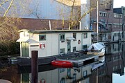 Hausboot im Holzhafen in Hamburg-Harburg