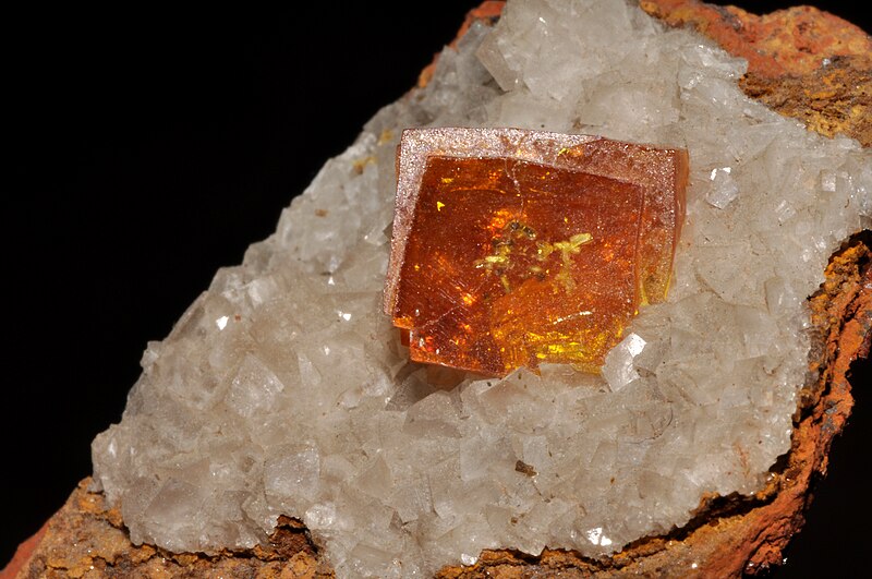 File:Wulfenite, dolomite 1.jpg