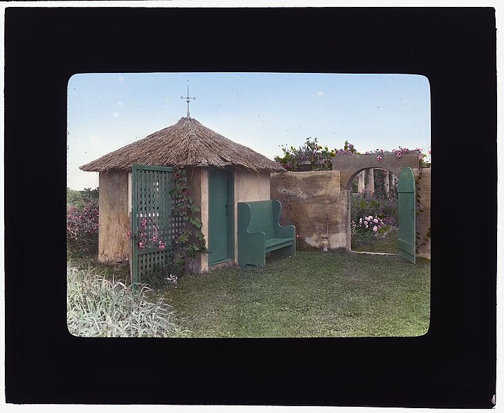 File:"Gray Gardens," Robert Carmer Hill house, Lily Pond Lane, East Hampton, New York. LOC 7221379416.jpg