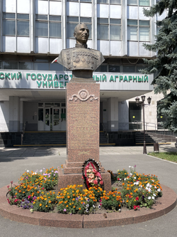 Busto de I. Pliyev cerca de Mountain University.png