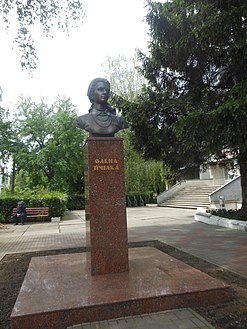 Пам'ятник Олені Пчілці в Луцьку по вулиці Шопена