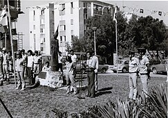 עדי עם-שלום נואם בכיכר בטקס יום הזיכרון לחללי מערכות ישראל, 1973