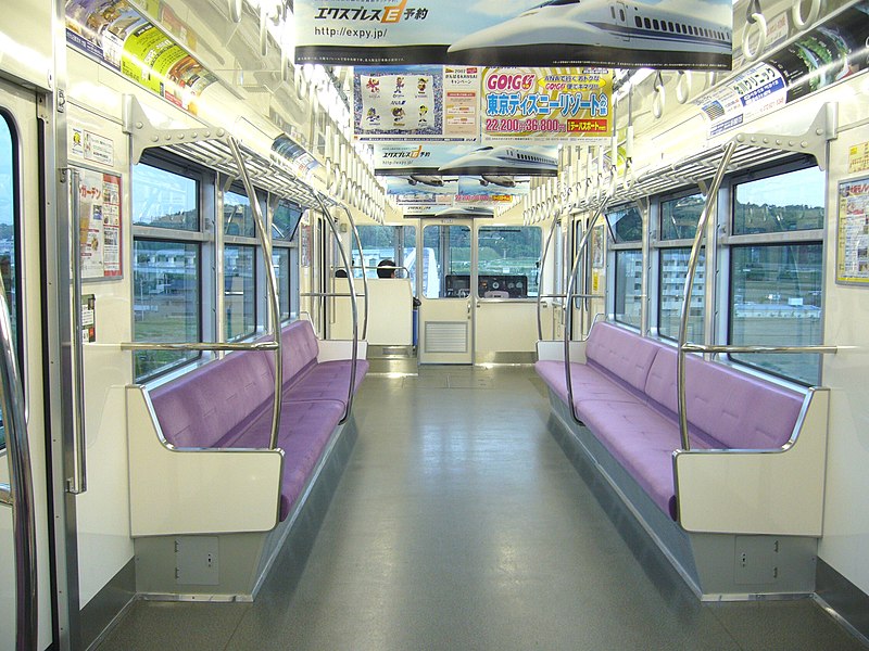 File:大阪モノレール2000系17編成車内.JPG