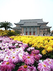 File:菊花与河南大学大礼堂.jpg