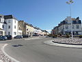 Loctudy : la rue principale du centre-ville vue de l'entrée du port.