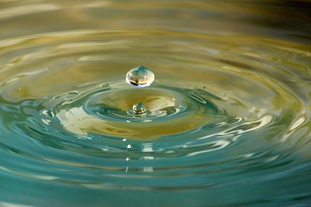 Большой живая вода. Вода. Блики на воде. Круги на воде. Водоворот воды.