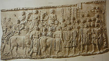 Trajan's Column, Plate LXII. Onlookers raise their arms to acclaim the emperor 062 Conrad Cichorius, Die Reliefs der Traianssaule, Tafel LXII.jpg