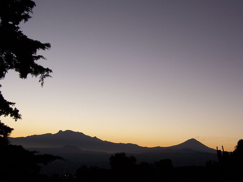 File:100 1294 - Popocatépetl e Iztaccíhuatl al amanecer.jpg