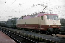 120 005 in Nürnberg Rbf 1983 – deutlich erkennbar ist der tiefergezogene Knick in der Frontpartie