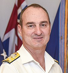 160706-N-FK070-001 Adm. Swift, comandante della flotta americana del Pacifico, conduce una chiamata in ufficio con il vice amministratore David Johnston (ritagliata) .jpg