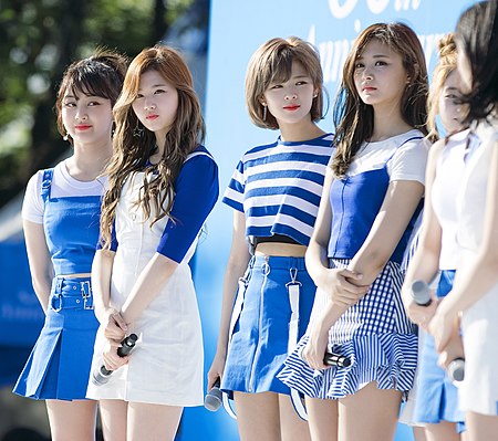 Tập tin:170514 포카리스웨트 30주년 블루런 행사 트와이스 8.jpg