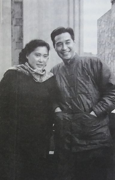 File:1950年代秦怡和金焰在自家晾台合影.jpg