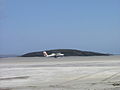 Máy bay Twin Otter đang hạ cánh tại sân bay Barra.