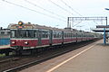 Polski: elektryczny zespół trakcyjny EN57 (oznaczenie wg schematu PKP) o numerze czołowym 002 na stacji Kraków Zabłocie 15 kwietnia 2011 roku.