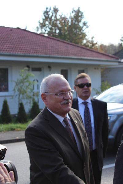 File:2013-10-12 - Bošáca, příjezd slovenského prezidenta Ivana Gašparoviče (2).jpg