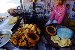 サモサが並ぶネパールの食堂の店先。