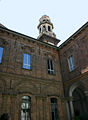 Dettaglio del cortile / Detail of the courtyard.