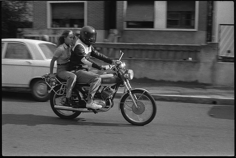 File:3.7.74. Jeunes à moto (1974) - 53Fi5256.jpg