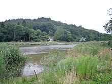 Le bois de Trévoazec et Meilh Dour (en Dinéault) vus du sentier littoral longeant la rive droite de l'Aulne maritime (en Saint-Ségal) en aval de Guily Glaz.