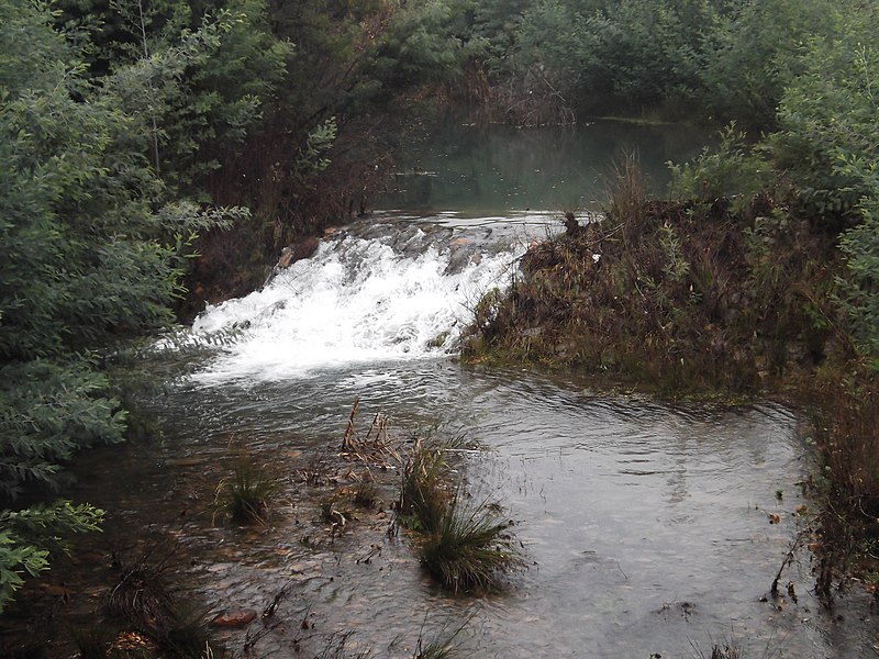 File:Açude da Ribeira do Castelo - junto à Ponte Romana.jpg