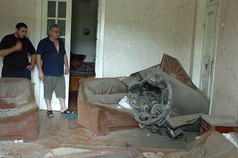 File:A Russian missile lies largely intact in a home in Gori.jpg