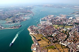 Pandangan udara dari sisi barat dari Portsmouth (termasuk Gunwharf Quays, galangan kapal dan Spinnaker tower), pelabuhan itu sendiri, dan kota Gosport