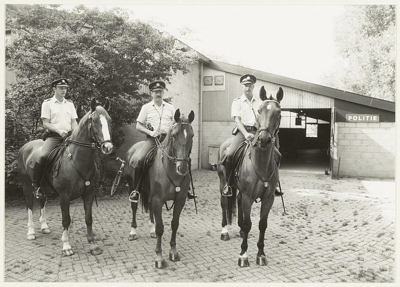 File:Agenten te paard voor de politie manege aan de Wagenweg. NL-HlmNHA 54032265.JPG