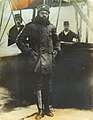 身穿飛行員制服的艾哈邁德·阿里及站在後面的，戴著土耳其毯帽的軍官。