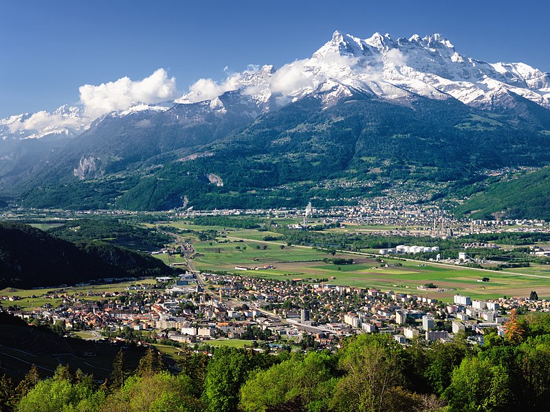 File:Aigle - Monthey - Dents du Midi.jpg