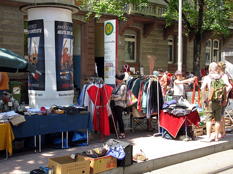 File:Alljährliches Sommerfest mit Flohmarkt auf der Habsburgerstraße in Freiburg, Stadtbahnhaltestelle .jpg