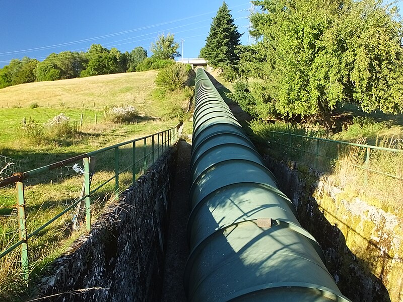 File:Alrance Penstocks from Lac de Pareloup 2127.jpg