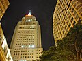 Fotografía nocturna tomada desde la Plaza Antônio Prado