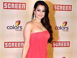 Amisha Patel 18-chi yillik rang-barang ekran mukofotlari 2012 (18) .jpg