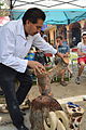 Ángeles demostrando madera de copal y pinturas naturales y acrílicas en su taller de San Martín Tilcajete.