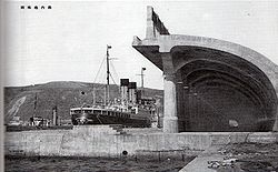 Chihaku ferry Aniwamaru of Japanese Governmental Railway, touching down the north pier of Wakkanai port. Chihaku ferry had connected Wakkanai in Hokkaido and Odomari in Sakhalin, until the ferry ceased its operation in 1945.