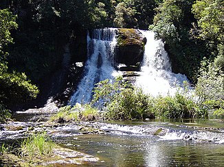 Die Bridal Veil Falls innerhalb der Aniwaniwa Falls