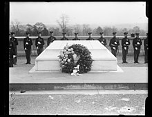 Armistice Day at Arlington Cemetery LCCN2016891807.jpg