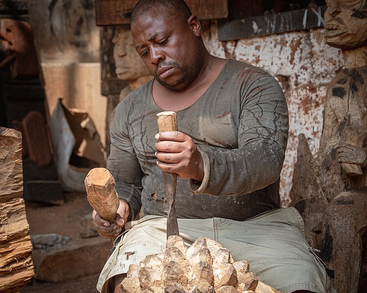 File:Artisan sculptant une oeuvre (2).jpg