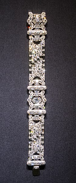 File:Asymmetrical bracelet - Oscar Heyman and Bros (38866307855).jpg