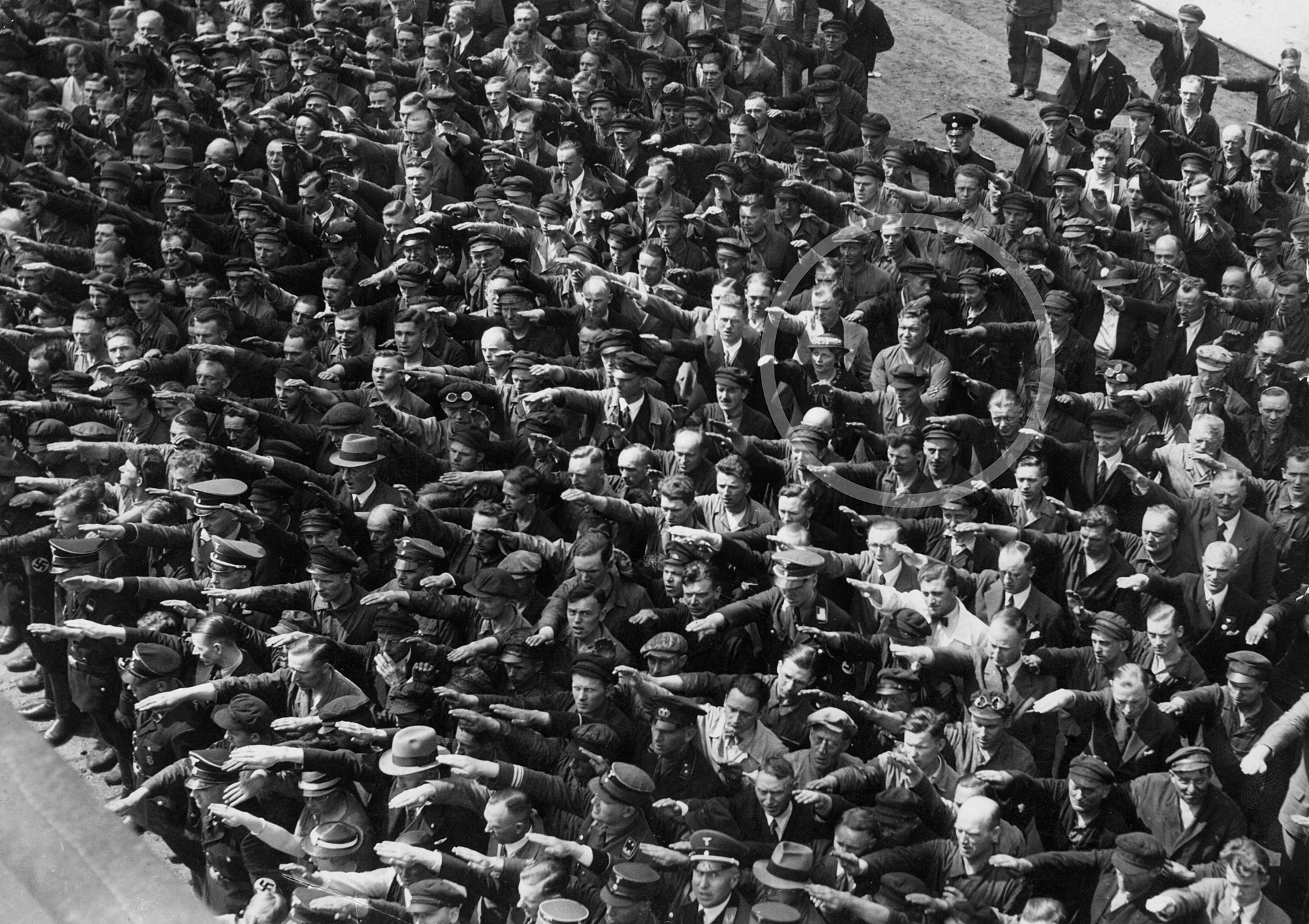 1920px-August-Landmesser-Almanya-1936.jp
