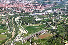 Die Strecke liegt in einer Parklandschaft am Rande der Stadt Imola.