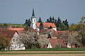 Čeština: Obec Březí v okrese Žďár nad Sázavou. Pohled na kostel Jména Panny Marie a domy z jihozápadu od silnice na Osovou.