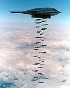 演習でMk.82爆弾を投下するB-2（1994年）