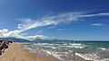 Utsikt over den vestlige stranden i Balestrate.  I bakgrunnen Castellammare del Golfo.