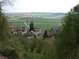 Messen es una comuna suiza del cantón de Soleura, situada en el distrito de Bucheggberg. Limita al norte con las comunas de Lüterswil-Gächliwil y Aetigkofen, al noreste con Unterramsern, al este con Mülchi (BE) y Etzelkofen (BE), al sur con Scheunen (BE), al oeste con Rapperswil (BE), y al noroeste con Wengi bei Büren (BE), Schnottwil y Biezwil.