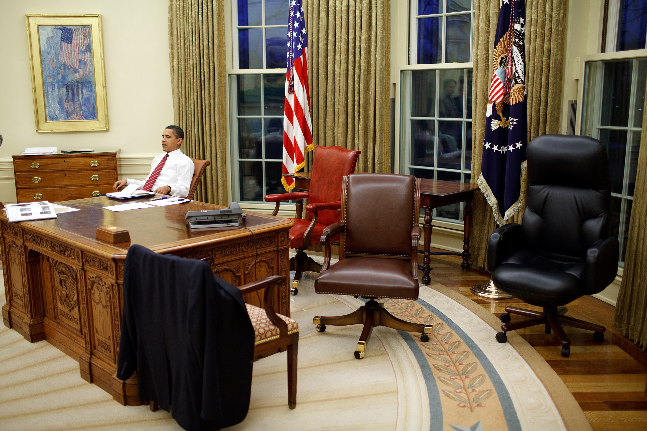 File:Barack Obama trying differents desk chairs in the Oval  -  Wikipedia