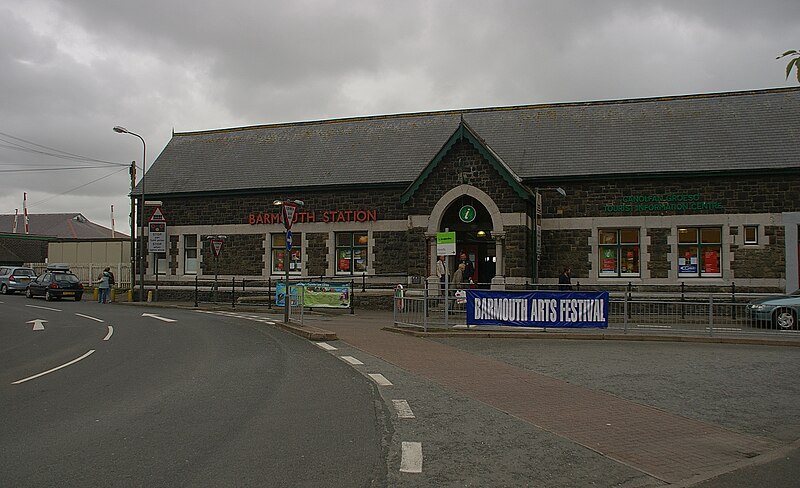 File:Barmouth railway station MMB 02.jpg