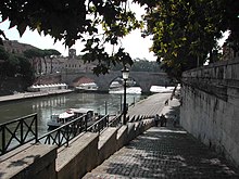 Imbarco dei battelli turistici a ponte Garibaldi (di fronte, l'isola Tiberina)